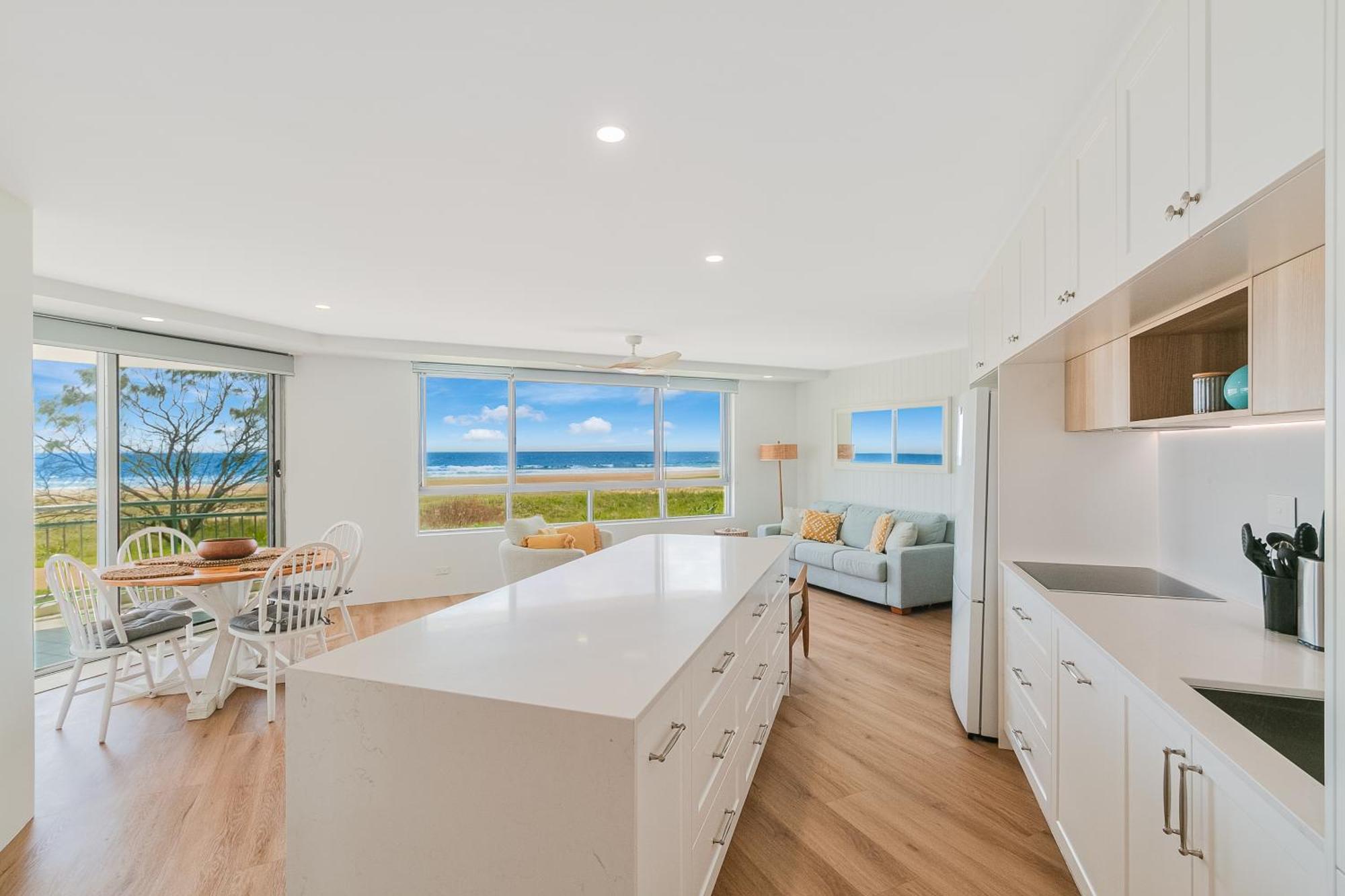 Oceanside Resort - Absolute Beachfront Apartments Gold Coast Exterior foto